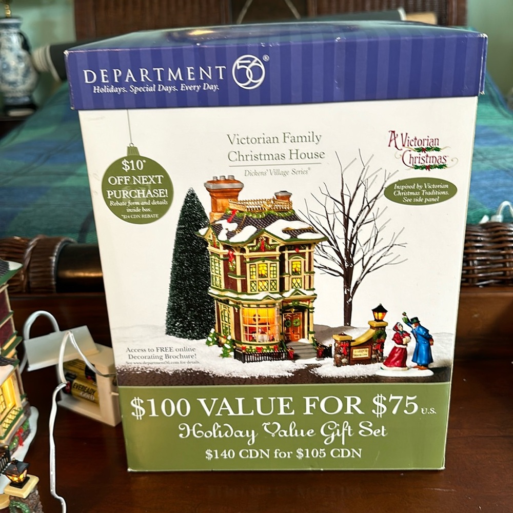Department 56 Victorian Family Christmas House, Dickens’ Village Series, NIB